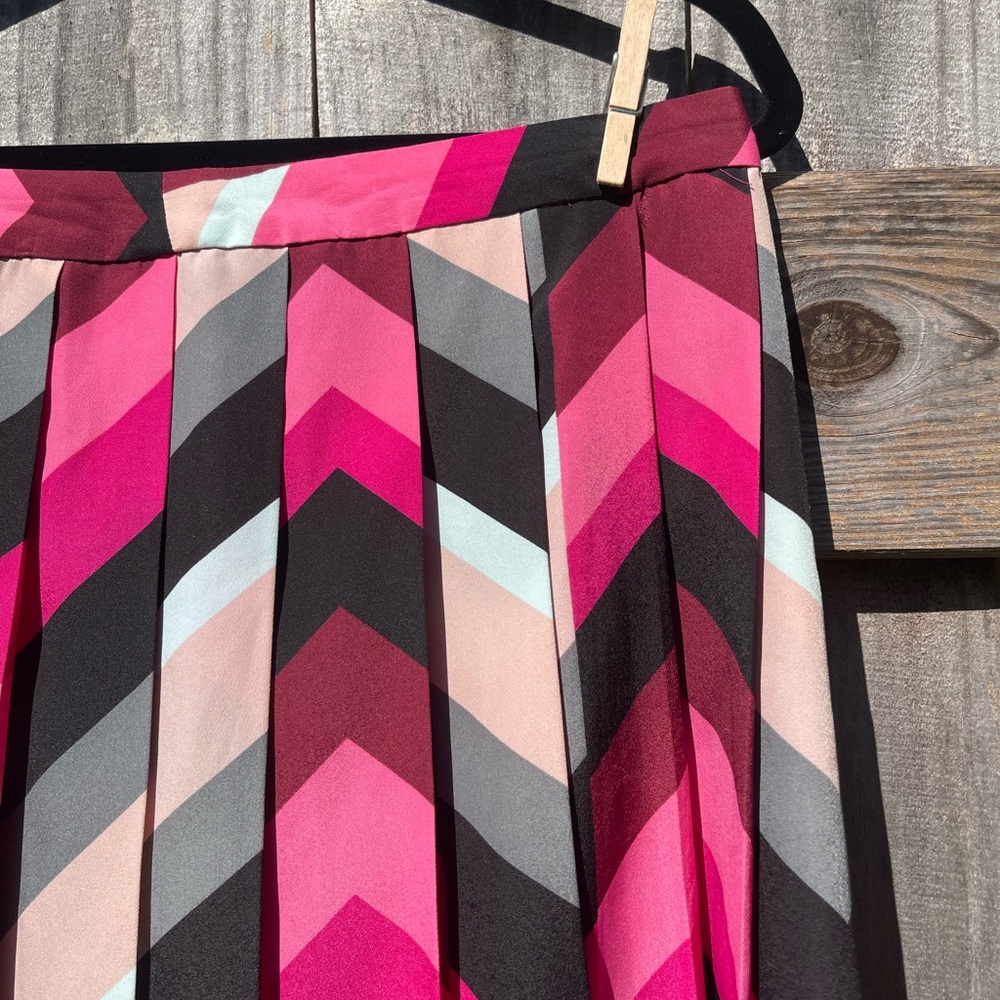 Vince Camino Chevron Patterned Pink and Black Skirt Size 8 - Picture 5 of 10
